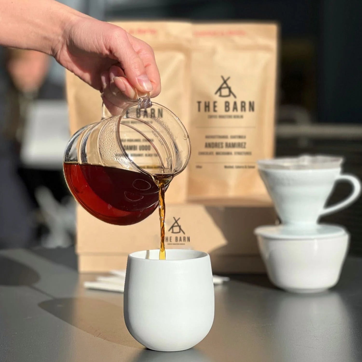 Picture of pouring filter coffee into a white hasmi japan mug