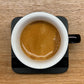 Blick von oben auf eine Espressotasse aus Keramik, gefüllt mit frisch gebrühtem Kaffee